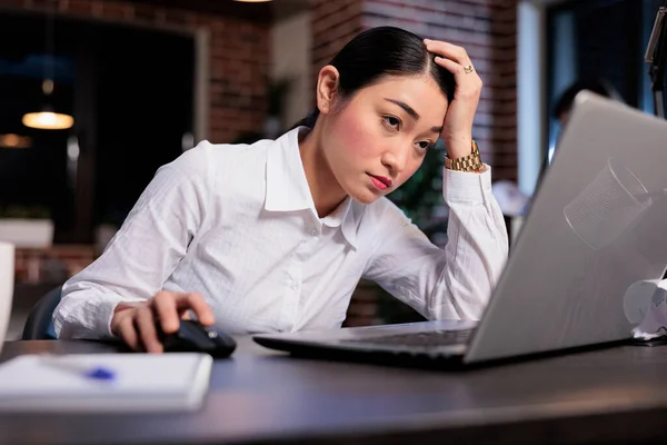 Dipendente aziendale esausto con emicrania che soffre di ore di lavoro straordinario seduto in ufficio spazio di lavoro. — Foto Stock