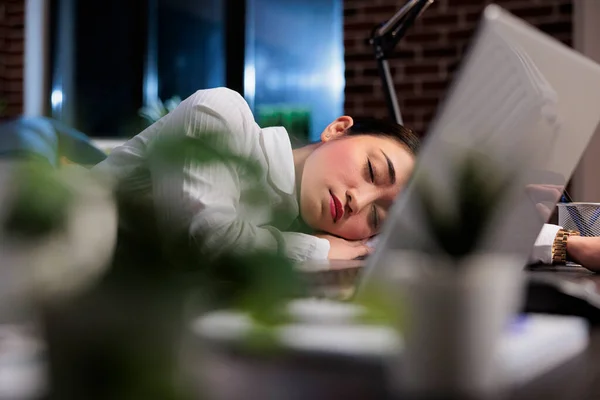 Zmęczony menedżer wykonawczy z zespołem wypalenia śpiący w pracy z powodu skrajnego zmęczenia. — Zdjęcie stockowe