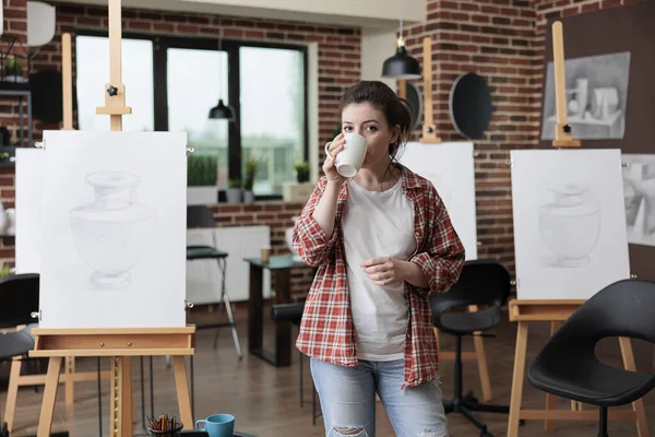 Retrato de professor de arte em pé no local de trabalho criativo beber café — Fotografia de Stock