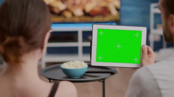 Close-up van paar met digitale tablet met groen scherm kijken webinar en praten — Stockvideo