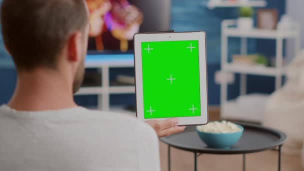 Крупный план человека, держащего вертикальный цифровой планшет с зеленым экраном на онлайн конференции или групповом видеозвонке — стоковое видео