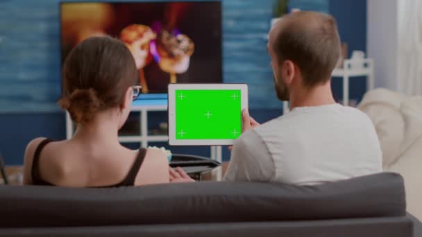 Trípode estático de pareja de hombres y mujeres viendo influencer vlog usando tableta digital con pantalla verde — Vídeos de Stock