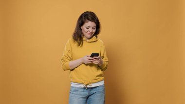 Akıllı telefon mesajları tutan sıradan bir kadının portresi sosyal medyada büyüleyici bir konuşma yapıyor.