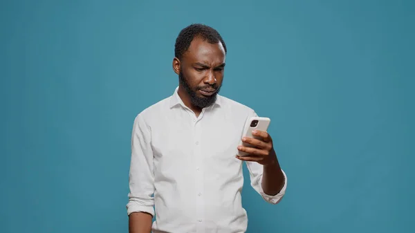 Hombre feliz leyendo buenas noticias en el teléfono inteligente y celebrando el éxito —  Fotos de Stock