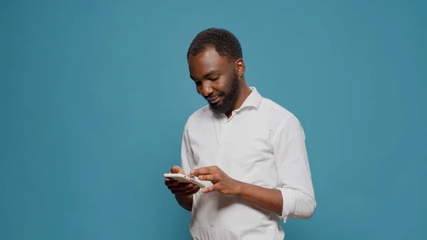 Afrikai amerikai személy dolgozik a modern okostelefon — Stock Fotó