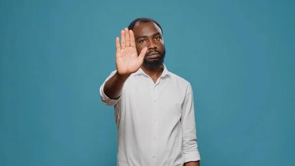 Negativ person gör stop symbol med handflatan i studio — Stockfoto