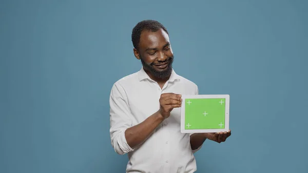 Biznesmen pokazując poziomy zielony ekran na tablecie cyfrowym — Zdjęcie stockowe