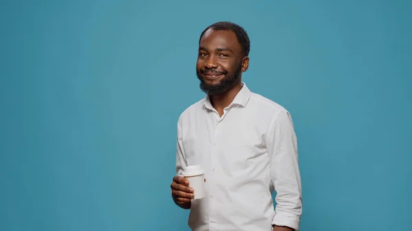 Retrato de freelancer masculino desfrutando de xícara de café em estúdio — Fotografia de Stock