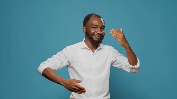 Africano americano hombre mostrando robot danza movimientos en estudio —  Fotos de Stock