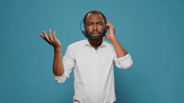 Cool boldog ember hallgat sztereó zenét audio headset — Stock Fotó