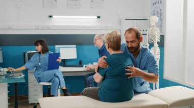 Erkek osteopat fiziksel iyileşme sırasında omurga kemiklerini kırıyor.