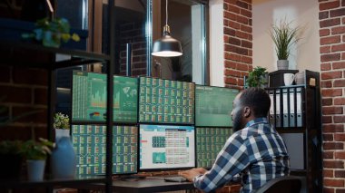 Erkek finansal analist gerçek zamanlı borsaya bakıyor.