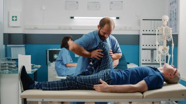 Erkek pratisyen, bacak egzersizi yaparken kemik kırma prosedürünü yükseltiyor.