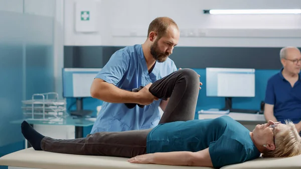 足の骨をクラックするための手順を使用して健康の専門家 — ストック写真