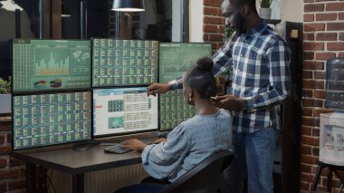 Çoklu izleyiciler üzerinde borsa istatistikleriyle çalışan iş ekibi