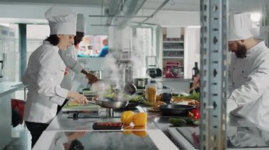 Çeşitli aşçılar gurme yemek malzemeleri hazırlıyor.