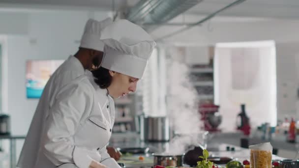 Autentyczne kucharz przygotowuje czosnek goździk, aby dodać na pyszne jedzenie — Wideo stockowe