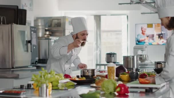 Profissional chef de testes sopa gosto em panela no fogão — Vídeo de Stock