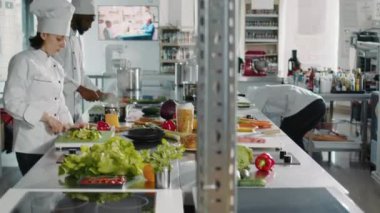 Güvertede bıçakla kereviz kesen kadın şef portresi.