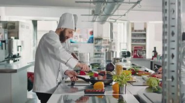 Otantik şef fırında biftek pişiriyor.