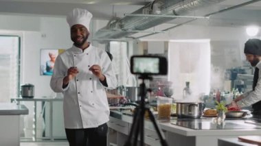 Afro-Amerikalı aşçı TV programını kaydediyor.