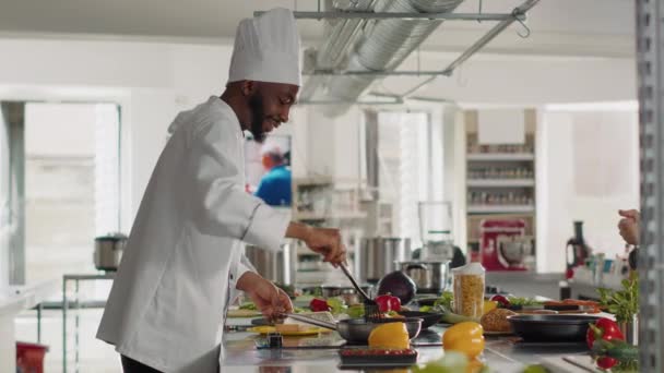 Männlicher Koch bereitet köstliche Gemüsemahlzeit in Pfanne zu — Stockvideo