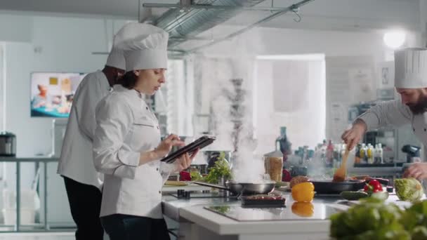 Chef fêmea cozinhar culinária receita de alimentos de tablet digital — Vídeo de Stock