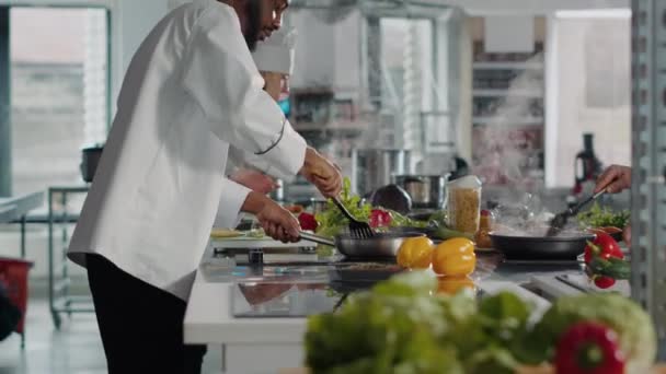 Cocinero profesional preparando sabrosa comida con hojas de romero — Vídeos de Stock