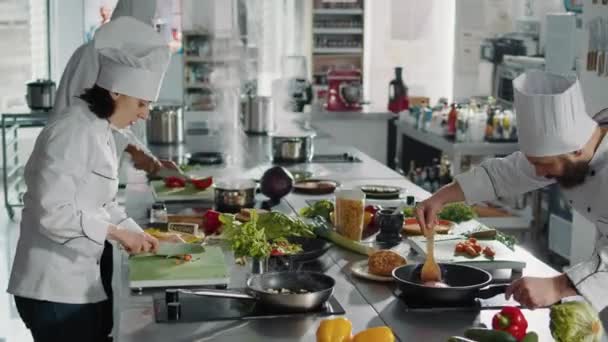 Cozinha autêntica que corta cenouras na tábua de corte para fazer prato de cozinha — Vídeo de Stock