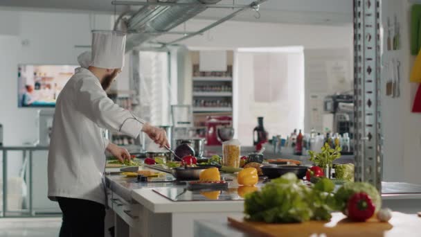 Chef profesional cocinando ingredientes orgánicos en la estufa — Vídeos de Stock