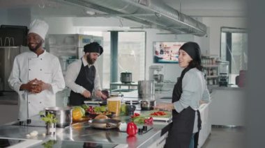 Aşçılık programında çeşitli şefler gastronomi öğretiyor.