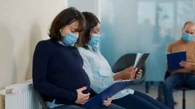 Kadın çocuk bekliyor ve idari iş görüşmesine katılmayı bekliyor