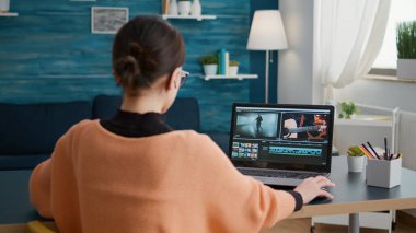 Çoklu ortam yazılımı ile video görüntüsü tasarımı üzerinde çalışan kadın renk sanatçısı