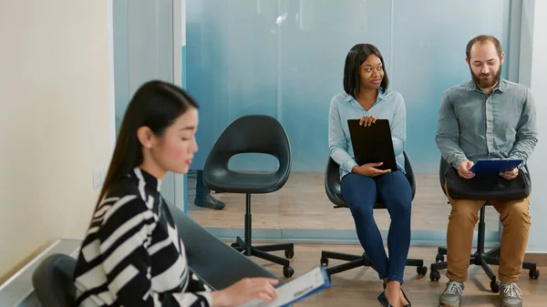 Diverso grupo de candidatos conversando en el vestíbulo de la oficina —  Fotos de Stock