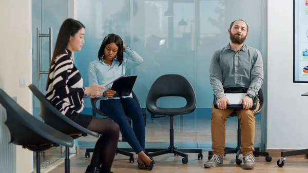 Hamile bir işçi Afrikalı Amerikalı bir kadından işe alım toplantısına katılmasını istiyor.