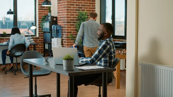 Afrikalı Amerikalı adaylar Asyalı askerlerle görüşüyor.