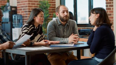 Sinirli kadın insan kaynakları işinden atılıyor.