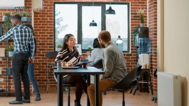 İnsan Kaynakları çalışanı işe alım toplantısında iş başvurusuyla adamı selamlıyor