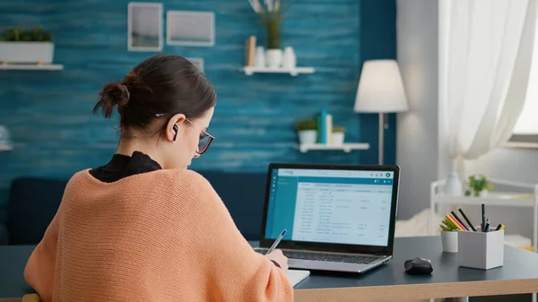 Student werkvorm thuis op laptop om internet onderzoek te doen — Stockfoto