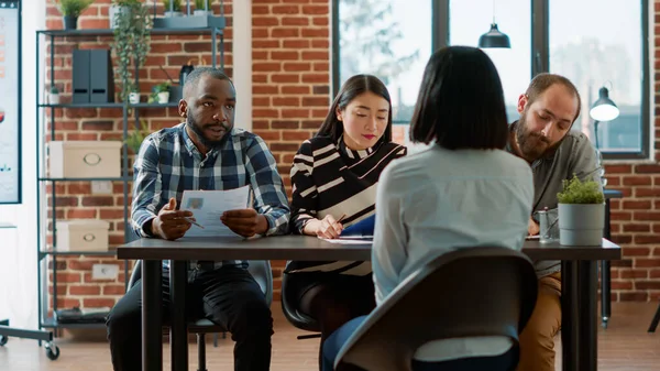 Multietnická skupina pracovníků HR, kteří vedou pohovor s kandidátkou — Stock fotografie