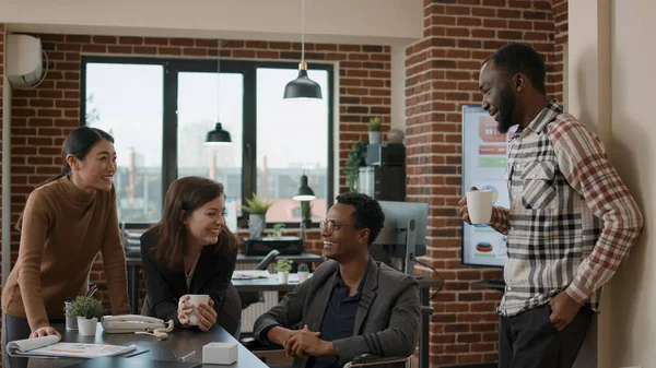 Office colleagues meeting to talk about work collaboration — Stock Photo, Image