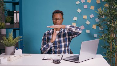 Afro-Amerikalı adam elleriyle şekil işareti yapıyor.