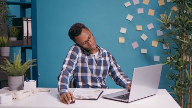 İş adamı telefonla konuşmak için akıllı telefonu kullanıyor.