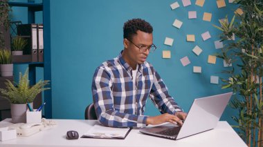 Öfkeli işçi dizüstü bilgisayardaki iş hatası yüzünden gergin hissediyor
