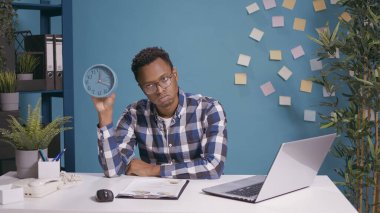 Sabırsız adam işi bitirmek ve saati kontrol etmek için bekliyor.