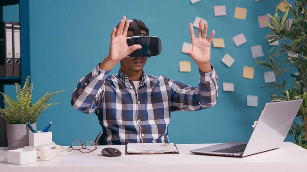 Millennial man using vr glasses with 3d visual simulation — Stock Photo, Image