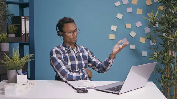 Satış temsilcisi müşteri hizmetlerini aramak için kulaklık kullanıyor.