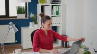 İş istatistikleri ve veri tablolarıyla çalışan satış danışmanı