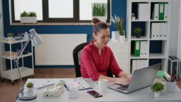 Mulher de negócios trabalhando em estratégia de desenvolvimento com estatísticas — Vídeo de Stock