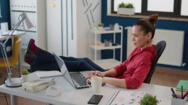 Şirket muhasebecisi iş büyümesini planlamak için dizüstü bilgisayar kullanıyor